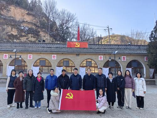 7.在梁家河村史馆合影留念