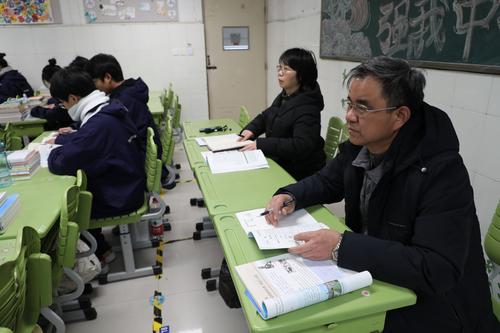 3.赵泳江陪同专家组成员进班听课