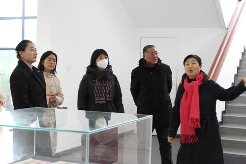 1副校长李留群带领教师们参观学校校史馆