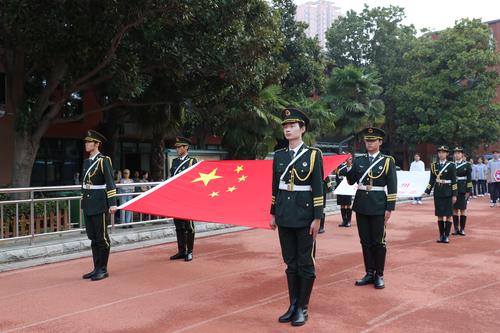 2大会第一项，升国旗奏国歌
