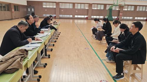 5评委老师正在点评