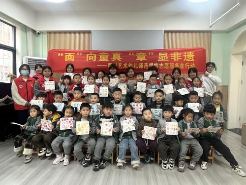 12-小朋友集体展示橡皮章作品