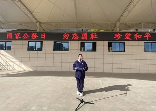 学生代表肖羽涵演讲