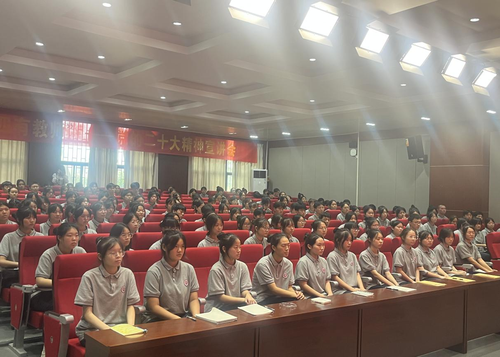 认真聆听的团员们