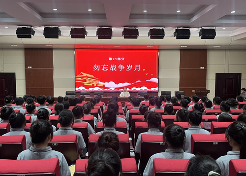 团委副书记郑丽影为全体团员上团课