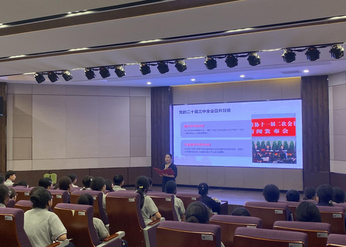 学校团委副书记郑丽影给团员们授课