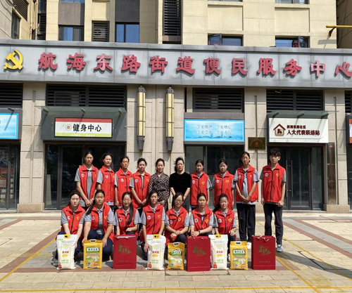 郑州艺术幼儿师范学校组织团员到航东社区开展“我们的节日中秋节”慰问活动