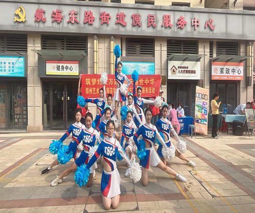 同学们表演啦啦操《青春飞扬》