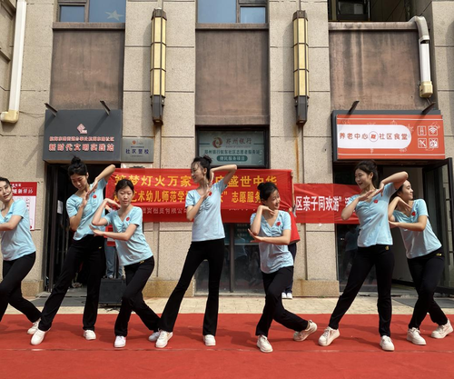 同学们认真表演舞蹈《春满傣乡》