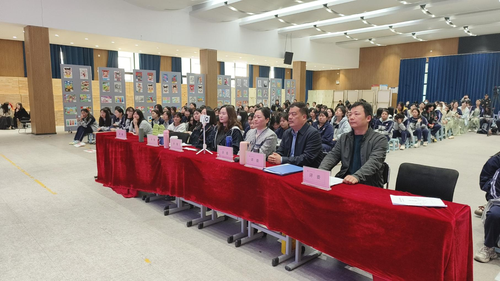 1.师生们认真观看比赛