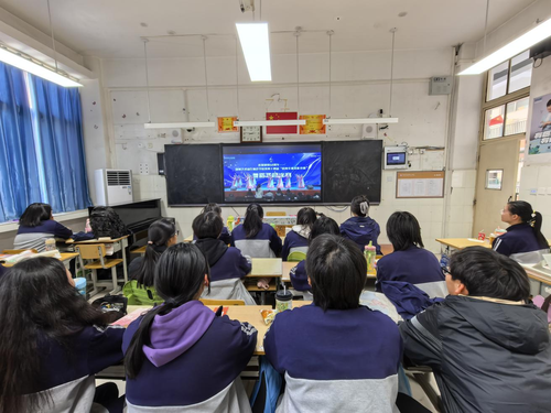 5.班级内同学们同步收看比赛直播