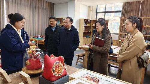 2.展示非遗面塑作品捏塑技艺