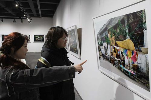 1.观看升达艺术馆展览作品