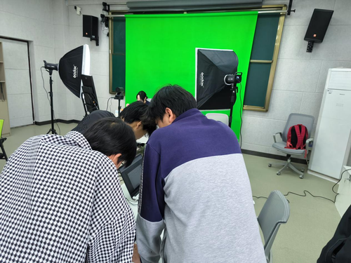 学生团队直播策划讨论