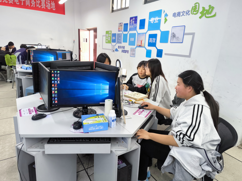 学生主播进行直播2