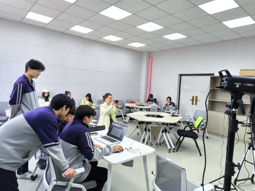 企业导师与学校专业老师现场点评