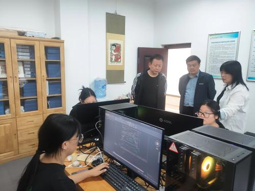 3校党委书记周卫红，校党委副书记、校长马进伟询问选手们备赛情况