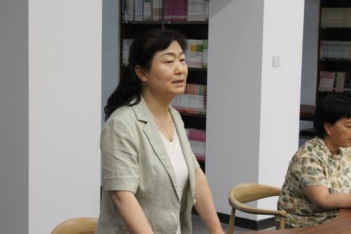 4.学校党委委员、实训处主任朱冬梅为学生讲述读书中的收获