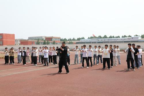 5郑州艺术幼儿师范学校教师王志鹏带领学生学习太极拳