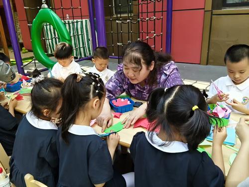 4河南省教学名师冯春霞指导孩子们剪纸