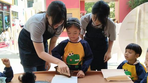 5学校学生和孩子们的互动，“大手牵小手”