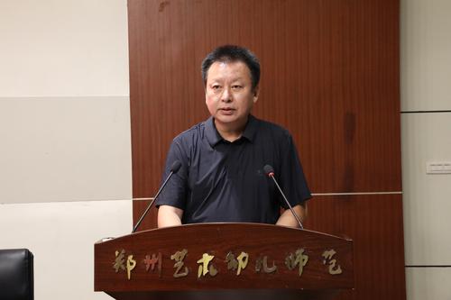 2学校党委书记周卫红发表讲话