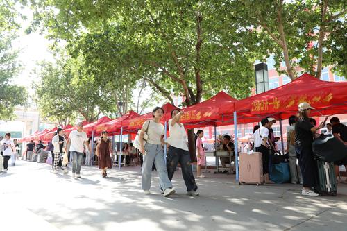 3报到点热闹非凡（调）