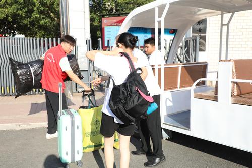 4教师志愿者迎接新生及家长