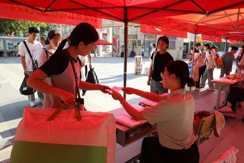 5班主任办理新生入学报到手续2