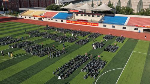 1.全体一年级新生同班主任一道集结在学校航海校区操场