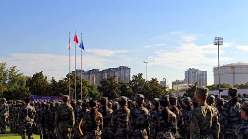 2.全体师生在庄严的升旗仪式中齐声唱响国歌