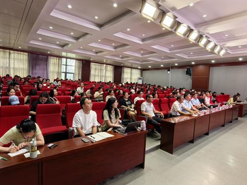 4.全体教师参会学习