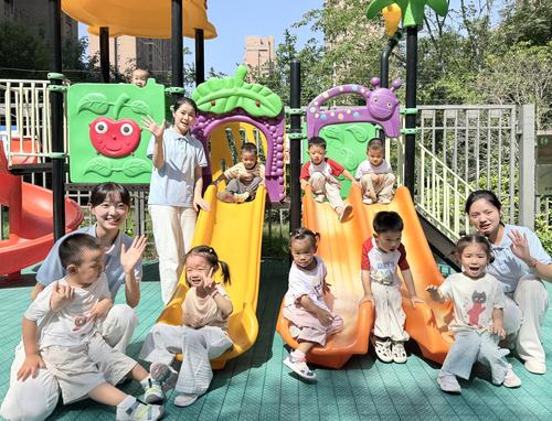 4.参赛师生去幼儿园实践