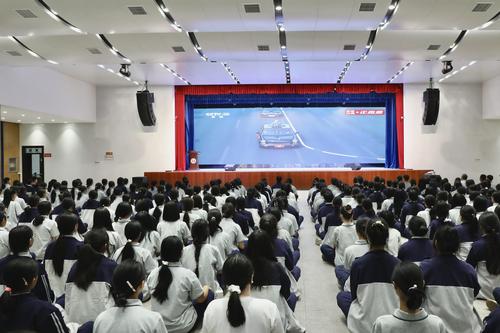 1郑州艺术幼儿师范学校组织观看纪念中国人民抗日战争暨世界反法西斯战争胜利80周年阅兵式