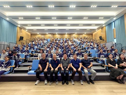 2学校党委书记周卫红携领导班子观看本次阅兵