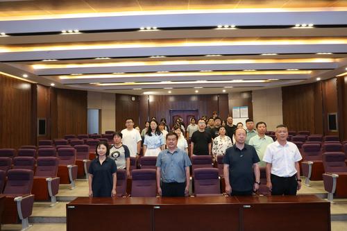 3共唱国歌，庄严肃穆