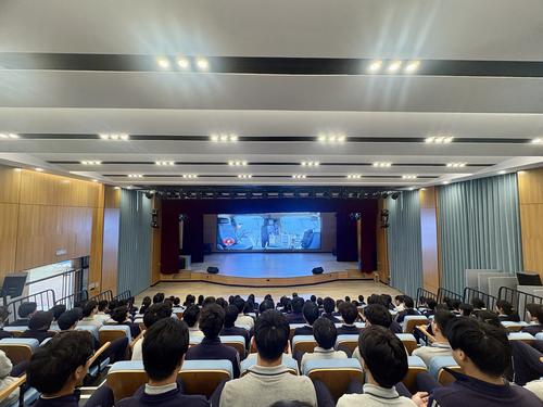 4认真观看，全神贯注