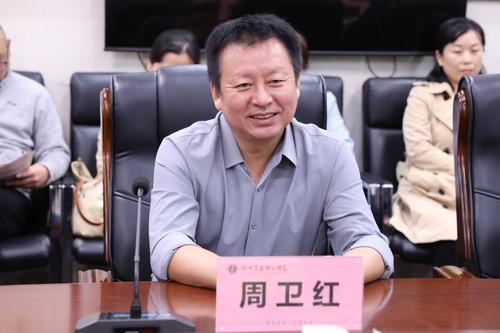 2郑州艺术幼儿师范学校党委书记周卫红介绍学校基本情况