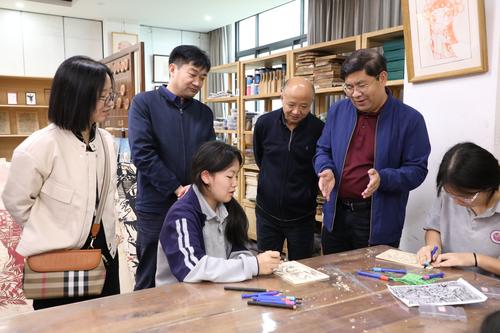 4询问非遗实训学生学习情况