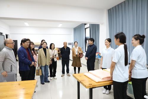 5参观仿真幼儿园，深入了解该校幼儿保育专业建设情况