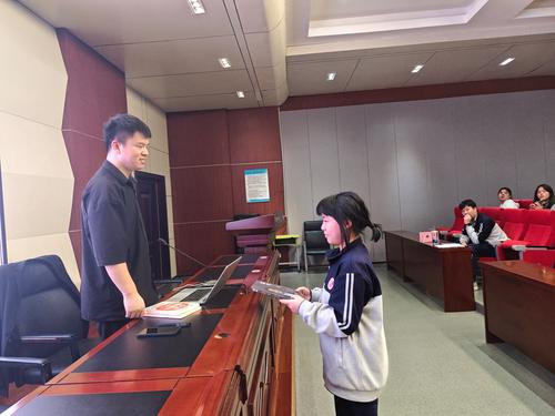 4学生上台领取互动奖励书籍