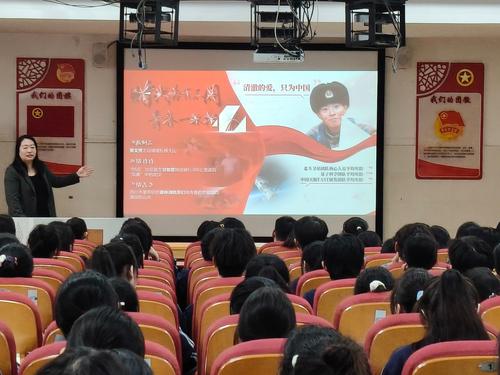 2.团委书记刘婷带领代价回顾峥嵘岁月