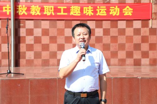 2学校党委书记周卫红宣布开幕