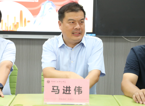 2学校党委副书记马进伟欢迎新入职教师