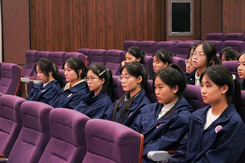 3.团员们认真聆听 3.团员们认真聆听