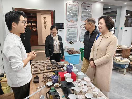 4王向群与学校教师交流 4王向群与学校教师交流