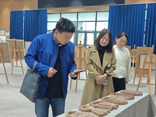 2观摩师生教学实践成果展