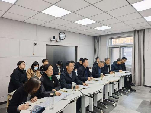 1.学校党委书记周卫红携领导班子参与汇报课听课