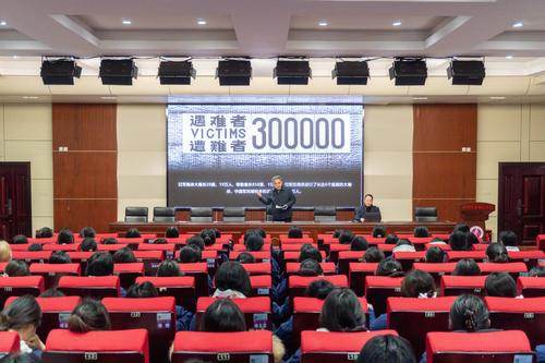 3-副校长赵泳江为同学们讲述沉痛历史 3-副校长赵泳江为同学们讲述沉痛历史