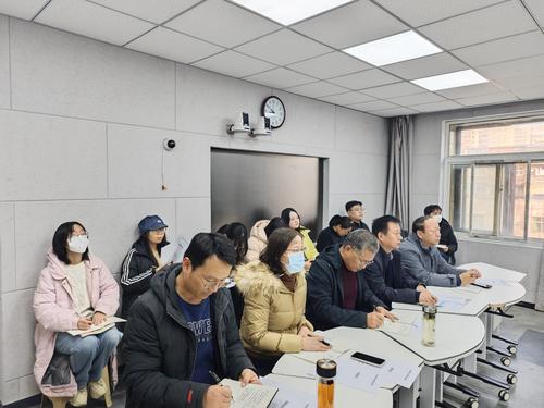 1.学校党委书记周卫红携领导班子参与汇报课听课